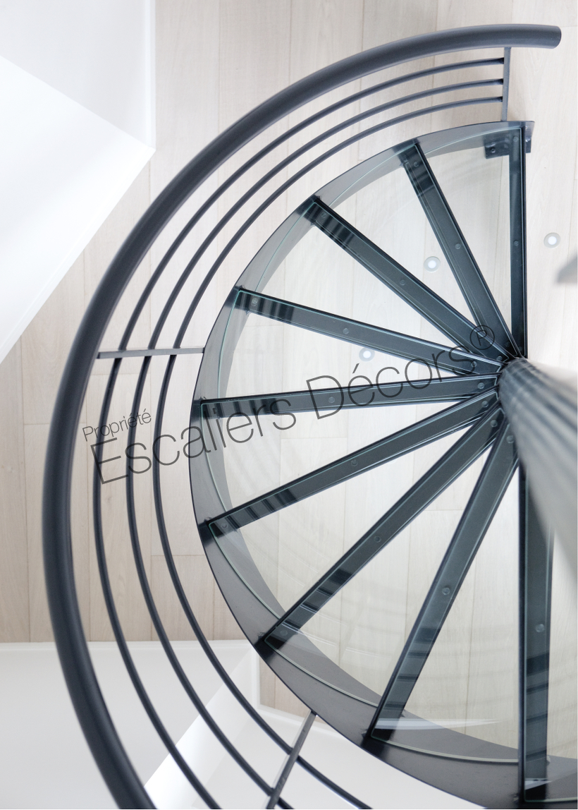 Photo DH82 - SPIR'DÉCO® Dalle de Verre. Escalier intérieur design en acier et verre pour une décoration contemporaine toute en transparence. Vue 2